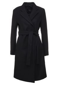 Cappotto di lana nera con maniche lunghe, rever a punta, cintura in vita, due tasche frontali e lunghezza al ginocchio. Struttura morbida, stile minimalista.