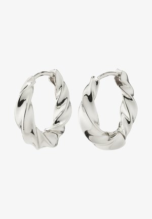 Zilveren gedraaide hoepel oorbellen met een gepolijste afwerking, met een chunky, gevlochten ontwerp en een open sluiting voor gemakkelijke draagbaarheid.