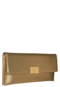 Metallisk guldig kuvertväska med texturerad yta, rektangulär form, vikbar klaff och detalj med en fyrkantig guldlås.