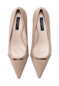 Beige, spetståiga högklackade skor med slät läderfinish. Har en guldkedjeaccent och varumärkeslogotyp på innersulan. Klassisk design.