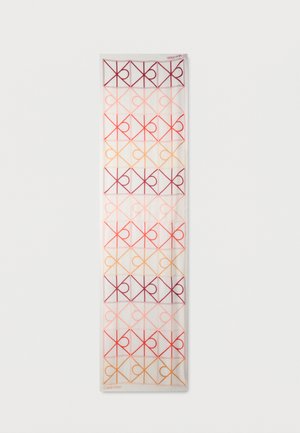 Langt, rektangulært tørklæde med gentagne geometriske mønstre i rødt, orange, pink og lilla, med Calvin Klein-logo i øverste og nederste hjørner.