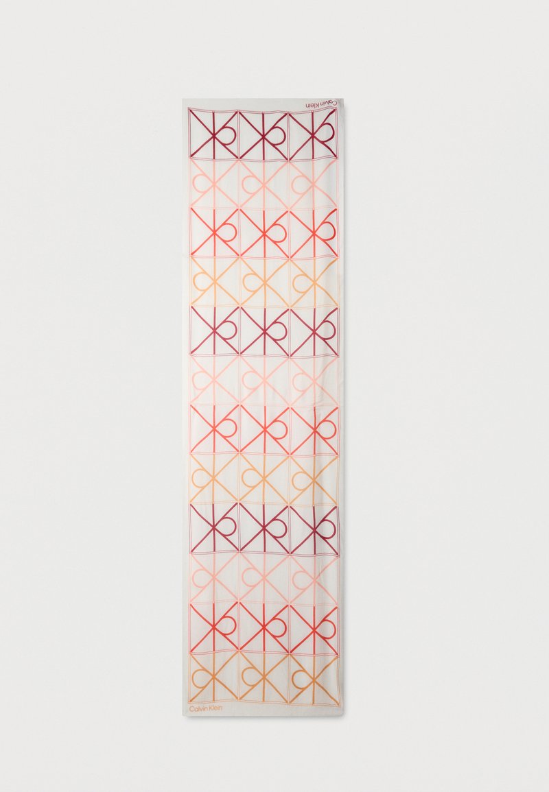 Μακρύ ορθογώνιο κασκόλ με επαναλαμβανόμενα γεωμετρικά μοτίβα σε κόκκινο, πορτοκαλί, ροζ και μοβ, με το λογότυπο Calvin Klein στις πάνω και κάτω γωνίες.