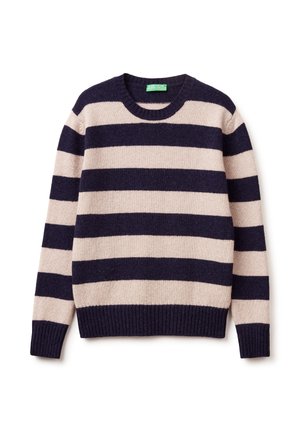 Svetr s dlouhým rukávem a kulatým výstřihem s širokými vodorovnými pruhy v námořnické modři a béžové barvě, žebrované manžety a lem, položený na hladkém bílém pozadí.