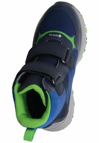 Zapato de senderismo infantil en navy y verde con correas de Velcro, parte superior sintética texturizada, cuello acolchado y suela con patrón para tracción.