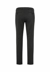 Dunkelgraue Slim-Fit-Hosen mit geknöpften Gesäßtaschen und Gürtelschlaufen, von hinten vor einem weißen Hintergrund gezeigt.