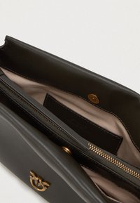 Mustad nahast käekott, millel on sile pind, kuldsed lisandid, magnetkinnitus ja sisemine tõmblukk, esitleb taupe tooni voodrit.