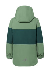 Giacca verde con un design a strisce orizzontali di verde chiaro e verde scuro, dotata di cappuccio regolabile e polsini elasticizzati.