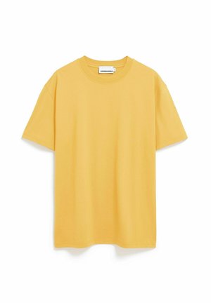 Gelbes Unisex-T-Shirt mit kurzen Ärmeln und Rundhalsausschnitt, mit dem Armaedangels Markenetikett auf weißem Hintergrund.