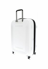 Valise rigide blanche avec un design en relief, fermeture éclair noire et quatre roues pivotantes. Elle possède une poignée grise rétractable.