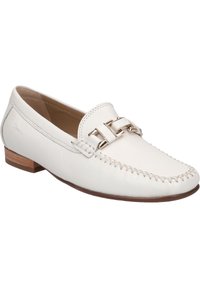 Mocassins en cuir blanc avec un design cousu, présentant une accent métallique sur la sangle et un petit talon en bois. Texture lisse dans l'ensemble.