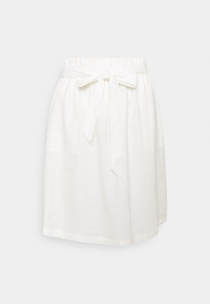 Jupe blanche arrivant au genou avec une taille froncée et une ceinture en tissu nouée à l'avant, présentée sur un fond uni.