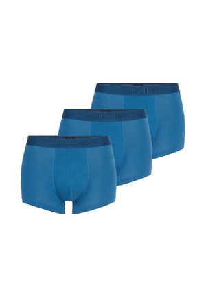 Tre blå herreboxershorts med mørkeblå elastiske linninger, hver mærket med "JOOP!" foran i midten af linningen.