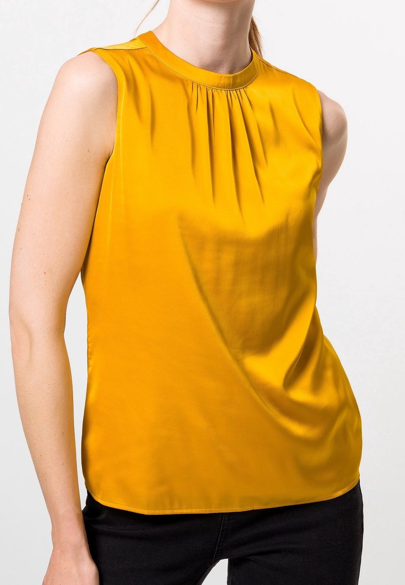 Ärmelloses, gelbes Satin-Top mit rundem Ausschnitt und gerafftem Detail an der Vorderseite. Glatte Textur, figurbetonte Silhouette und leicht verlängeter Saum.