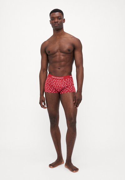 Rote Baumwoll-Boxershorts mit einem passenden Design, das ein sich wiederholendes Emporio Armani Logo-Muster und einen weichen, elastischen Bund aufweist.