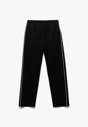 Pantaloni sportivi neri con vita elasticizzata, gamba dritta e strisce bianche ai lati su sfondo bianco.