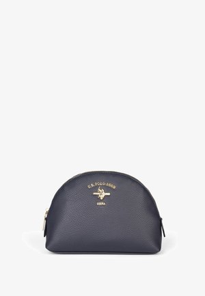 Pochette en cuir bleu marine avec une finition texturée, un sommet arrondi, des ferrures dorées et un logo embossé. Fermeture zippée et détail de languette latérale.