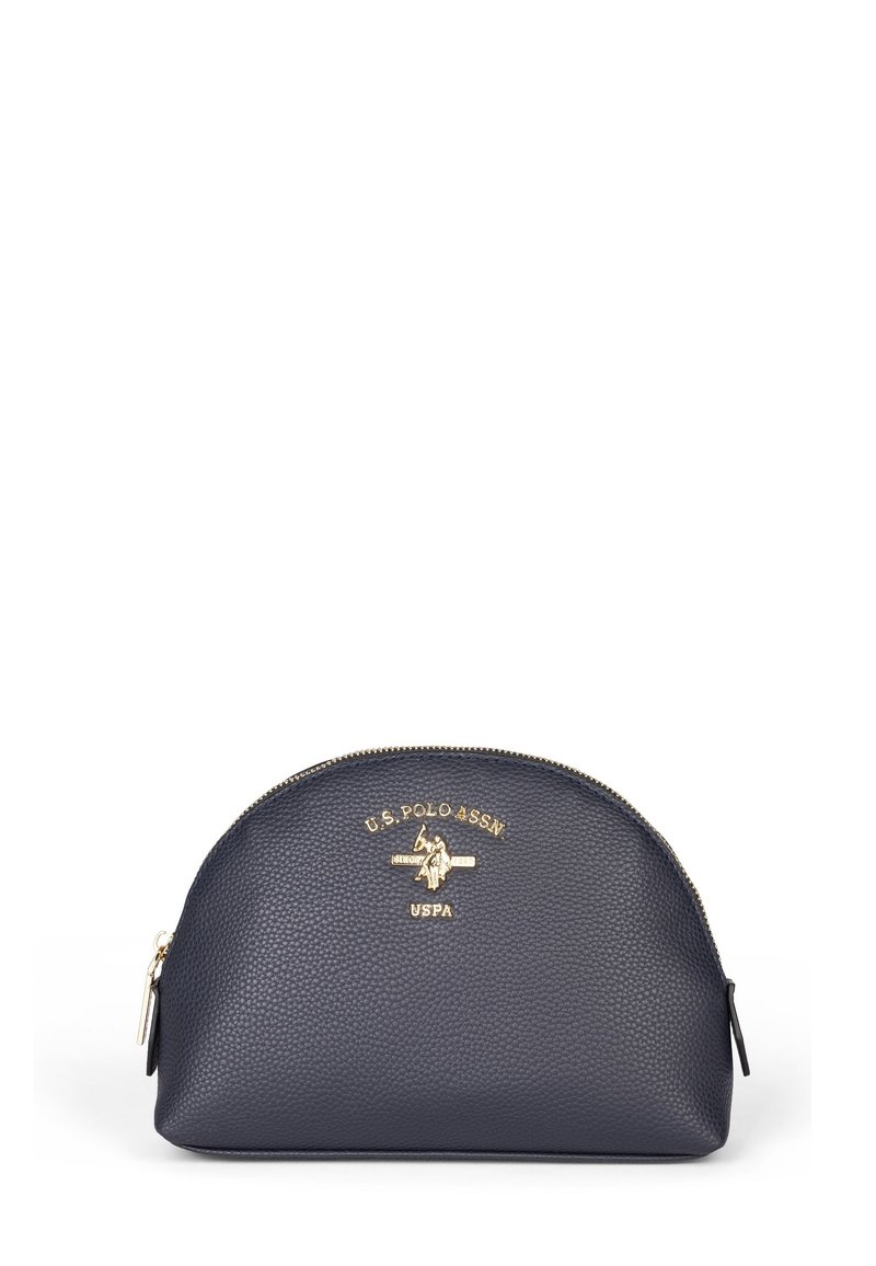 Pungă din piele navy cu un finisaj texturat, vârf rotund, accesorii aurii și un logo embossat. Închidere cu fermoar și detaliu cu tab lateral.