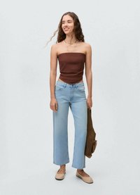 Braunes trägerloses Oberteil mit hellblauen weit geschnittenen Jeans, beigen Ballerinas und einer braunen Tasche. Glatte Textur, lässiges Design.