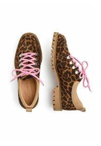 Scarpe con stampa leopardata marrone e lacci rosa, dotate di una parte superiore in suede testurizzato, occhielli in metallo e una suola robusta in gomma con un design irregolare.