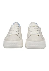 Sneaker bianchi in pelle con punta arrotondata, suola in gomma bianca testurizzata e dettaglio blu sulla linguetta. Presentano lacci piatti e cuciture decorative.