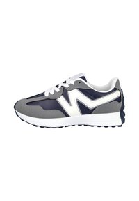 Zapatilla deportiva en gris y azul marino con detalles en blanco, cordones blancos y suela texturizada, vista de lado sobre un fondo blanco.