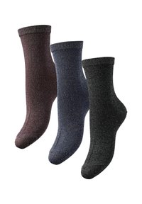 Tres pares de calcetines: burdeos, azul marino y negro. Todos presentan una textura suave, puños acanalados y un sutil brillo en la tela.