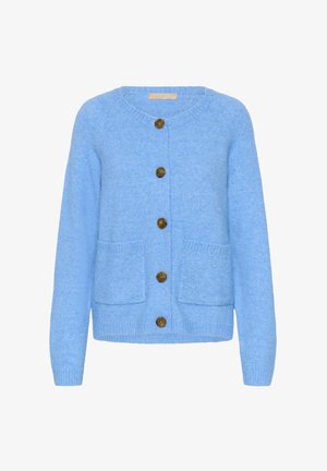 Cardigan bleu clair en tricot doux, doté d'un col rond, de cinq boutons marron et de deux poches avant.