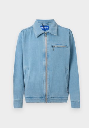 Hellblaue Jeansjacke mit Frontreißverschluss, spitzem Kragen, zwei Seitentaschen und einer Reißverschlusstasche auf der Brust.