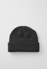 Gorro de punto negro con textura acanalada, borde doblado y parte superior ligeramente cónica. Fabricado con tela suave y cálida.