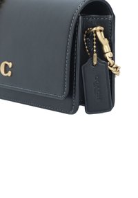 COACH EVIE LONG WALLET WITH CHAIN - Torba preko tijela - b black
