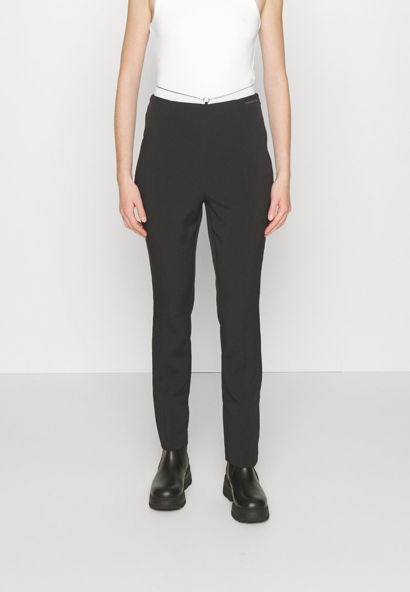 Calvin Klein Jeans - WAIST CHAIN SLIM STRAIGHT PANT - Stoffhose - black, Vergrößern