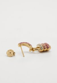 Kuldne rõngas kõrvarõngas roosa ja selge rhinestone aktsentidega. Omab ümarat disaini ja roostevabast terasest tagust, millel on tähistus "Guess."
