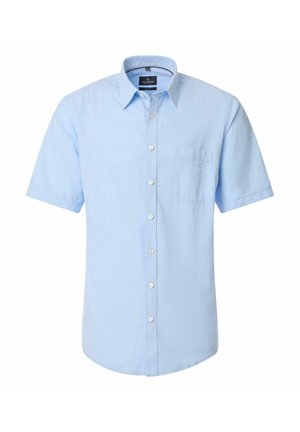 Jasnoniebieska koszula męska z krótkim rękawem, zapinana na guziki, z ostrym kołnierzykiem i kieszenią na wysokości klatki piersiowej, prezentowana na białym tle.
