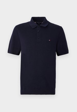 Polo blu navy manica corta con patta a tre bottoni e piccolo logo Tommy Hilfiger rosso, bianco e blu sul petto sinistro.
