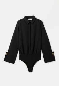 Musta pitkähihais bodysuit, jossa on kauluksellinen pääntie, napit edessä ja elastinen vyötärö. Varustettu leveillä manseteilla, joissa on kultasävyiset napit.