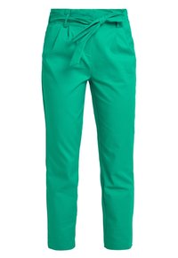 Pantalones verdes de tiro alto hechos de una tela suave. Presentan un cinturón atado en la cintura, pliegues en el frente y piernas ajustadas con un largo recortado.