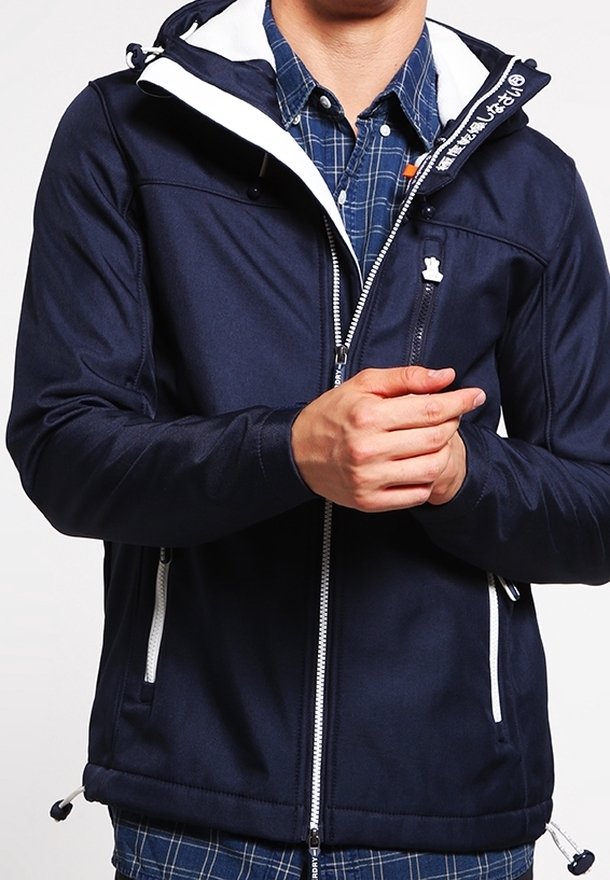 Giacca blu navy con cappuccio foderato bianco, chiusura frontale con cerniera e due tasche laterali. Presenta una texture liscia e dettagli in metallo argentato.