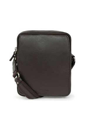 Borsa a tracolla in pelle marrone con una texture liscia, chiusura con zip, tracolla regolabile e forma rettangolare. Presenta una brandizzazione minimale.