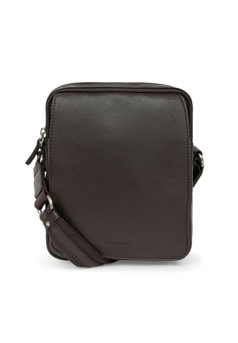 Borsa a tracolla in pelle marrone con una texture liscia, chiusura con zip, tracolla regolabile e forma rettangolare. Presenta una brandizzazione minimale.
