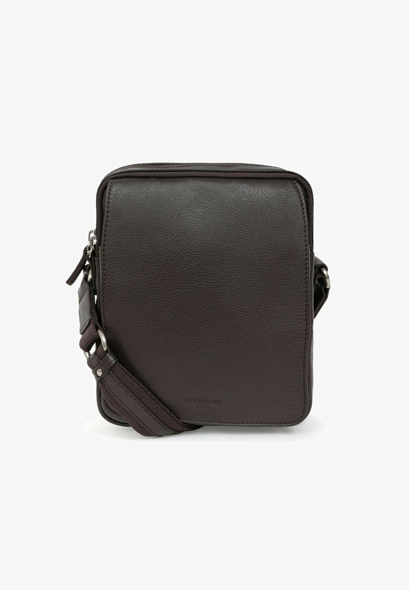 Borsa a tracolla in pelle marrone con una texture liscia, chiusura con zip, tracolla regolabile e forma rettangolare. Presenta una brandizzazione minimale.