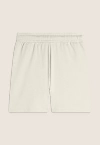 Pantalones cortos con cintura elástica en mezcla de algodón beige claro, con textura suave y corte entallado sin bolsillos visibles ni patrones.