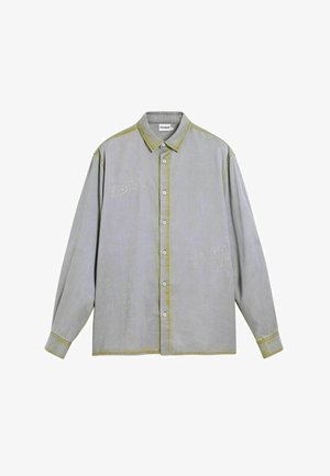 Szürke hosszú ujjú ing gombos elülső résszel, kontrasztos zöld gallérral és mandzsettákkal, finom hímzett szövegmintákkal díszítve.
