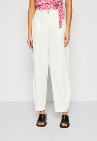 b.young by Zalando BUTTON PANTS - Püksid - marshmallow