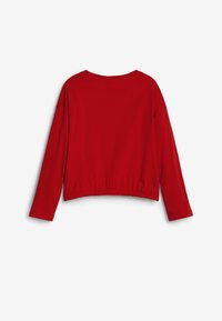 Rotes Langarmoberteil mit rundem Halsausschnitt und elastischem Saum. Der Stoff wirkt glatt, ohne sichtbare Muster oder Hardware-Details.