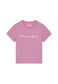 Kurzarm-T-Shirt mit Rundhalsausschnitt aus leichtem Pink mit weißem Text "Fass das nicht an!" auf der Vorderseite bedruckt. Glatte Textur.