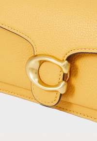 COACH TABBY SHOULDER BAG 20 - Kabelka - mustard yellow