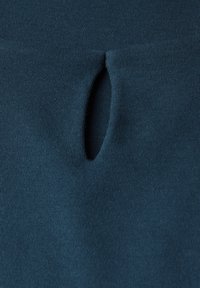 Tessuto a coste blu navy con un piccolo taglio ovale, che mette in risalto la texture e il design senza soluzione di continuità. Adatto per diverse applicazioni di abbigliamento.