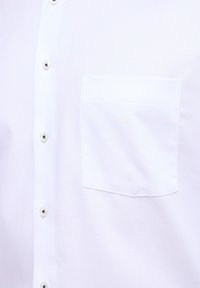 Weißes Hemd mit Knopfverschluss aus strukturiertem Stoff, einer Brusttasche und kontrastierenden schwarzen Knöpfen.