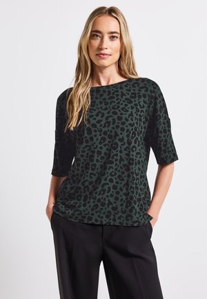 Groen luipaardprint top in een relaxte pasvorm, met korte mouwen en een breed rond decolleté, gemaakt van zachte stof met een gladde textuur.