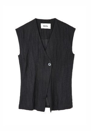 Gilet sans manches noir en texture froissée avec une fermeture à un bouton, présentant un col en V subtil et des épaules arrondies.